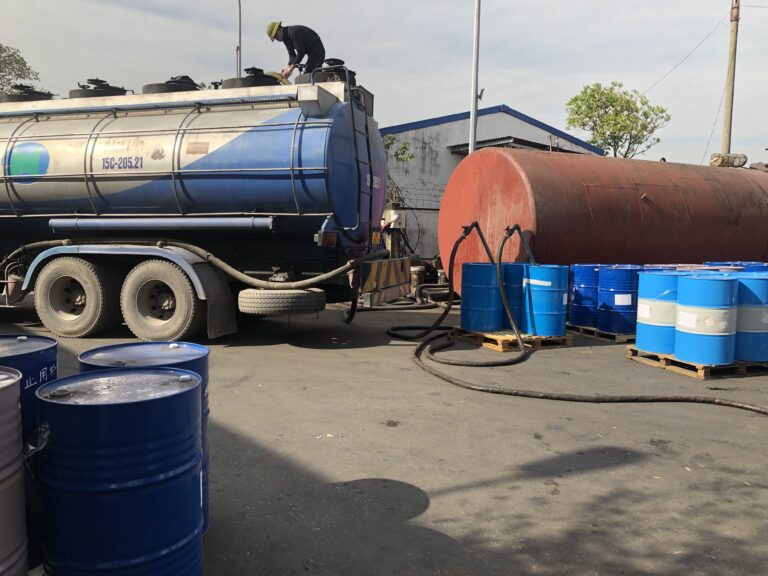 Giá xăng dầu thế giới tiếp tục giảm mạnh